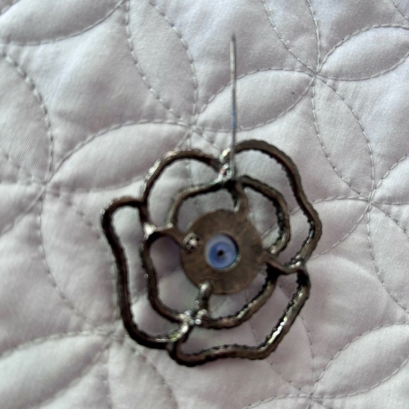 Rhinestone Rose Brooch with Dark Gray Faux Middle Pearl - Picture 6 of 6